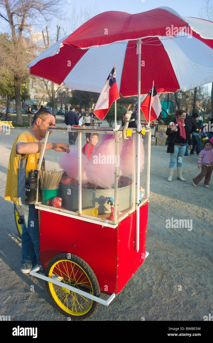 L'uomo la realizzazione e la vendita di caramella di cotone nel parco, Santiago del Cile Foto Stock