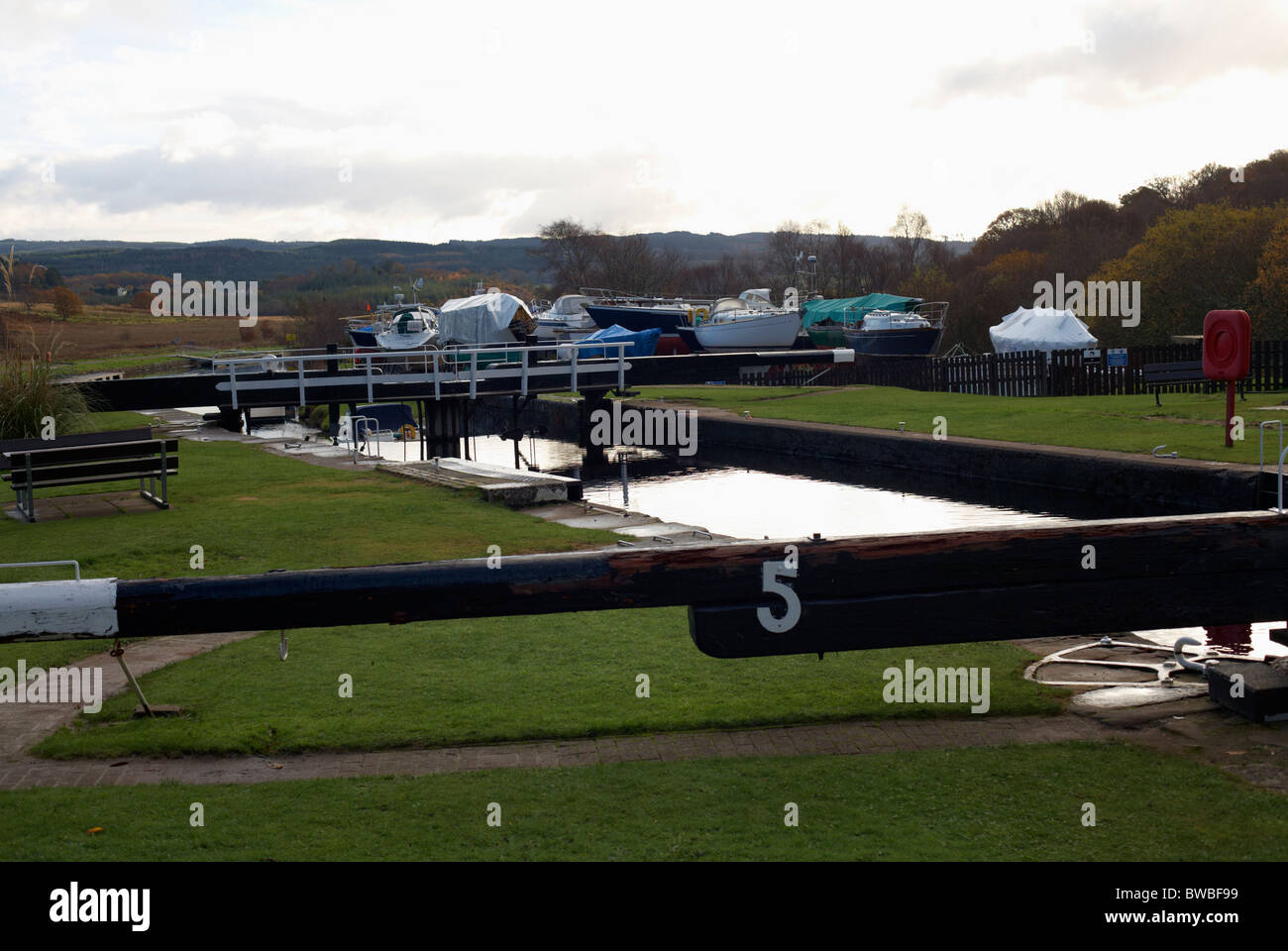Serratura 5 sul Crinan Canal. Dal ponte Cairnbaan su B841, Lochgilphead Argyll and Bute, Scotland, Regno Unito Foto Stock
