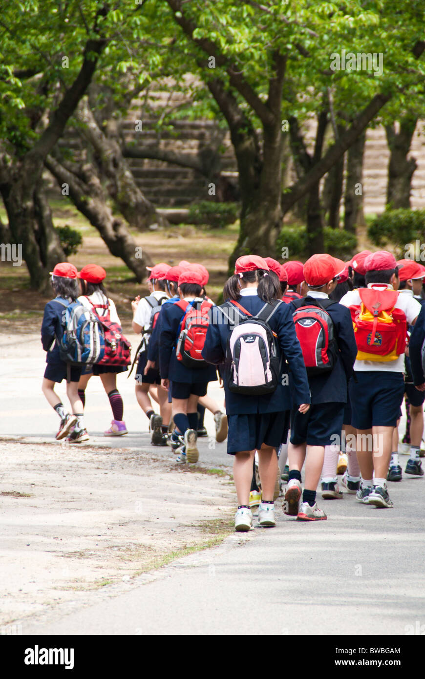 Un gruppo di scuola giapponese di bambini su un' escursione / gita in Wakayama Foto Stock