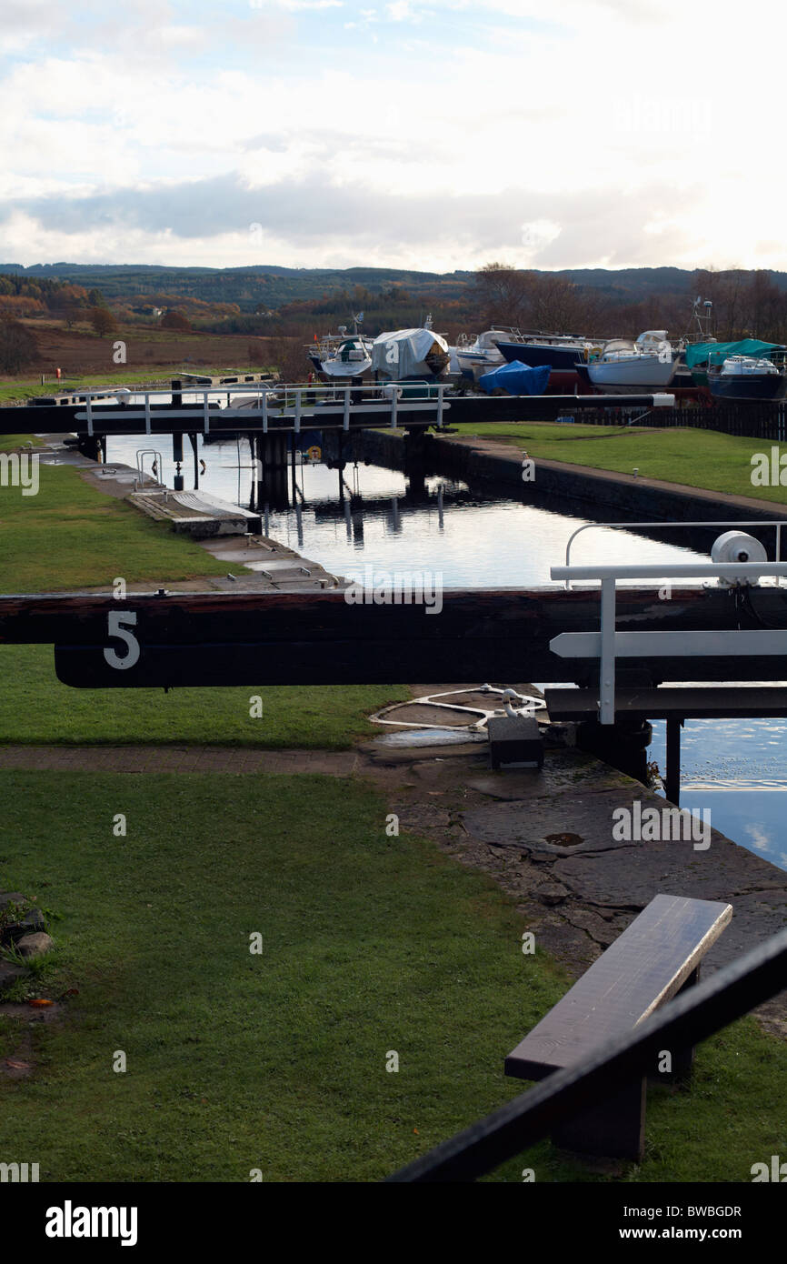 Serratura 5 sul Crinan Canal. Dal ponte Cairnbaan B841; Lochgilphead; Argyll and Bute; Scozia - UK Foto Stock