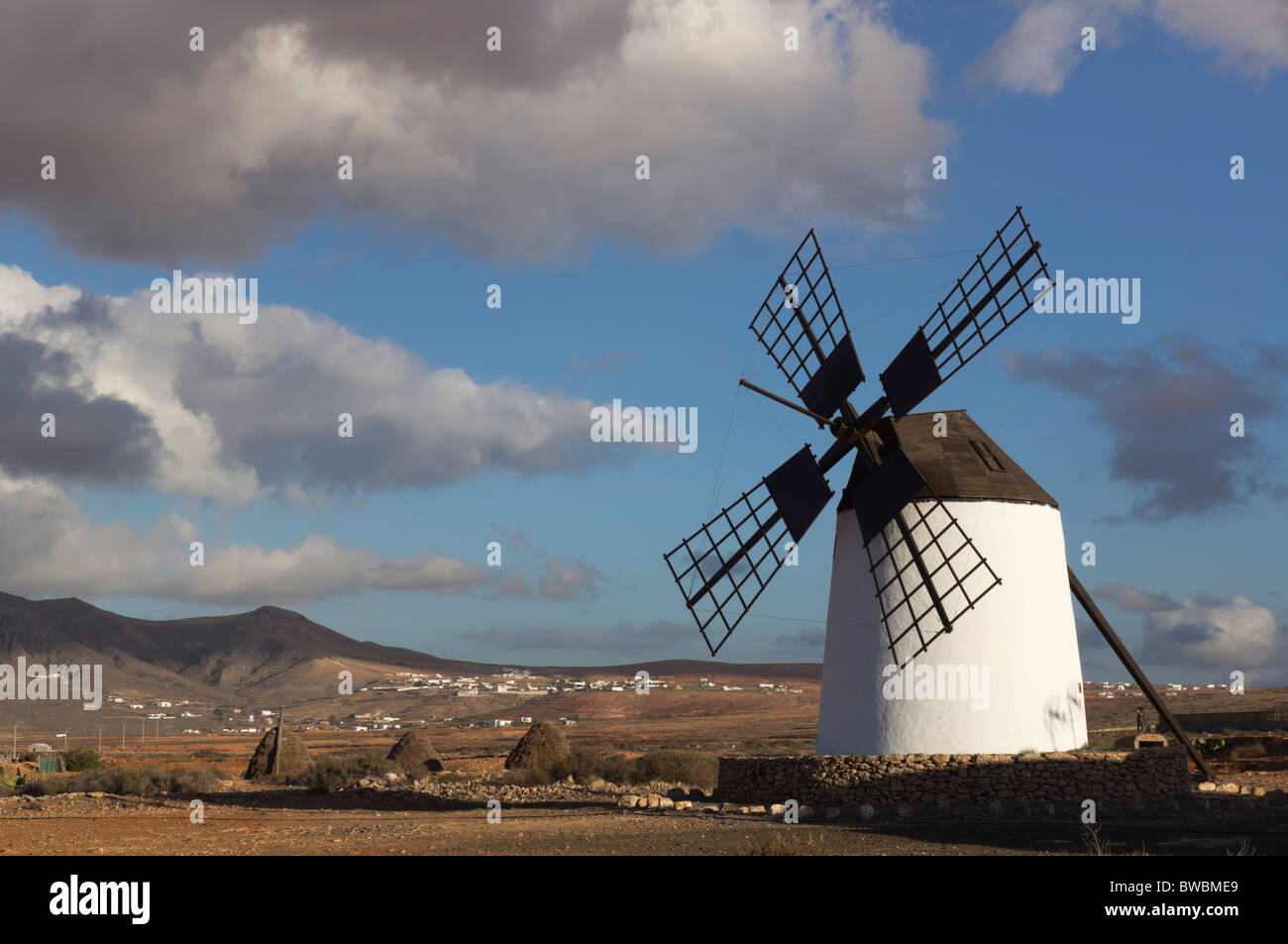 Fuerteventura Isole Canarie - un tipico mulino a vento a Llanos de la Concepcion Foto Stock