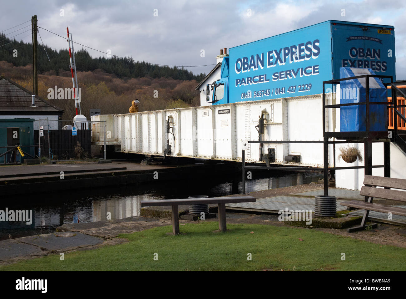 Autocarro attraversando Crinan Canal a ponte Cairnbaan. B841. Argyll and Bute. Scozia Foto Stock