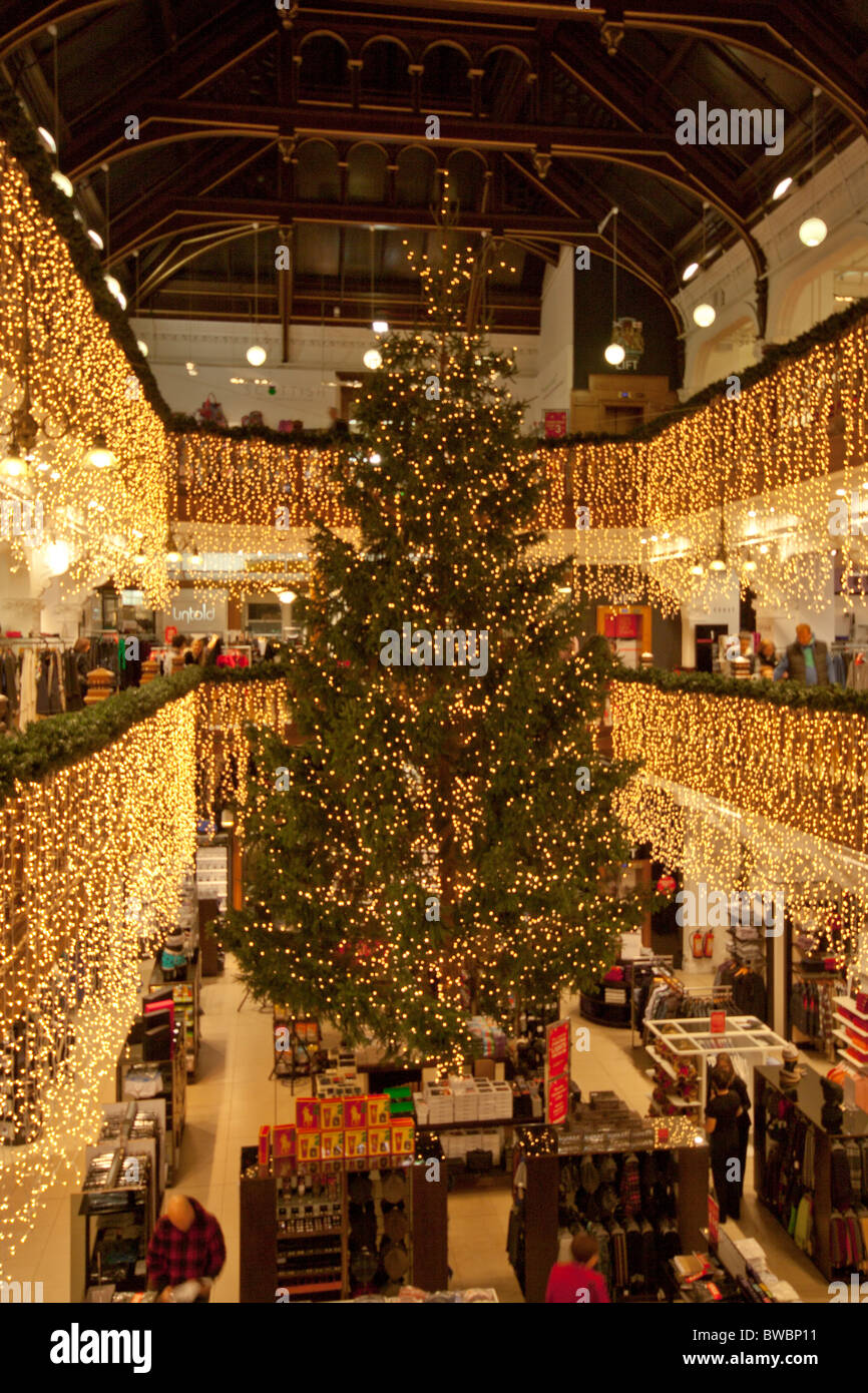Jenners albero di Natale, impostare nella sala principale a Jenners department store, Edimburgo, Scozia, Regno Unito, Europa Foto Stock