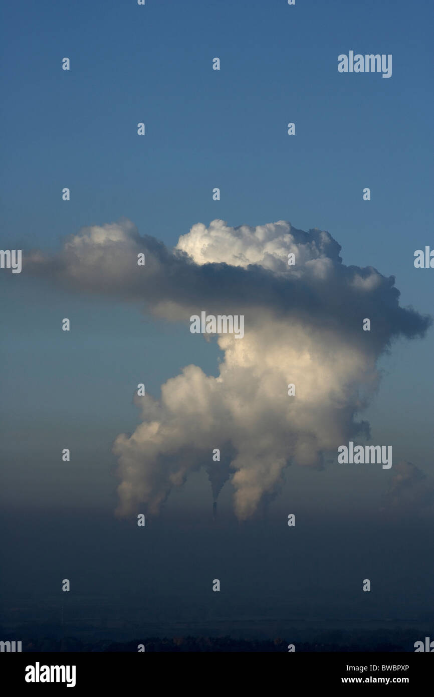 Gigantesche nubi di vapore passando da torri di raffreddamento a Drax Coal Fired power station, Selby, nello Yorkshire, Regno Unito. Foto Stock