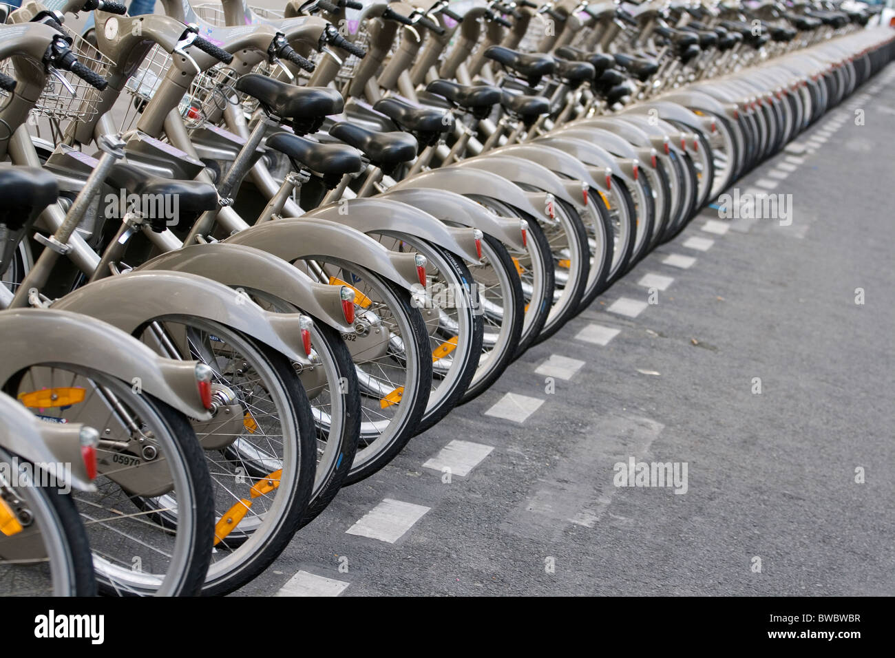 Un Velib' (gratuito) BICICLETTA Bicicletta stazione dove si possono affittare le biciclette attraverso un sistema automatizzato Foto Stock