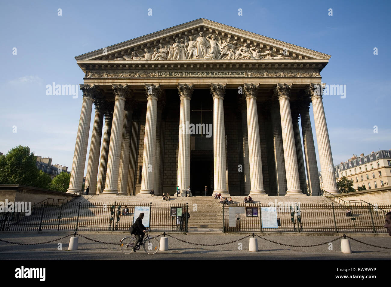 La chiesa de La Madeleine ha 52 colonne corinzie e un frontone triangolare Foto Stock