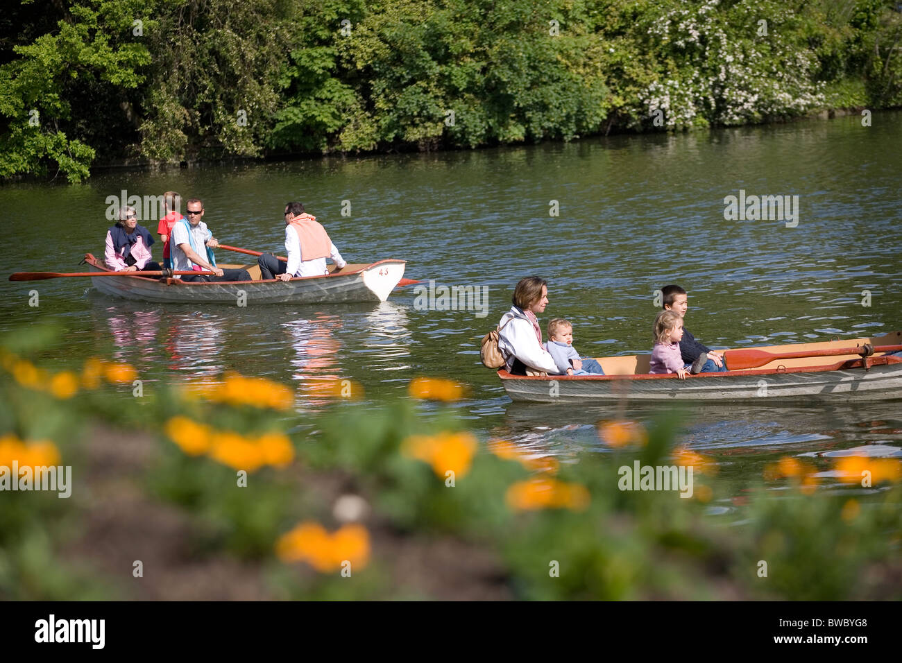 Gite in barca sul lago a Bois de Boulogne Foto Stock