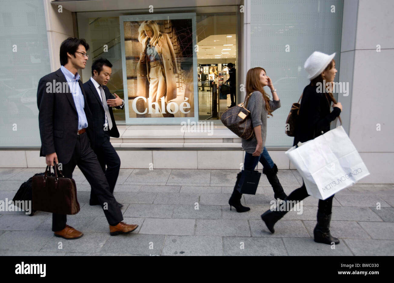 Persone che camminano in negozi di Ginza Tokyo, Giappone. Foto Stock
