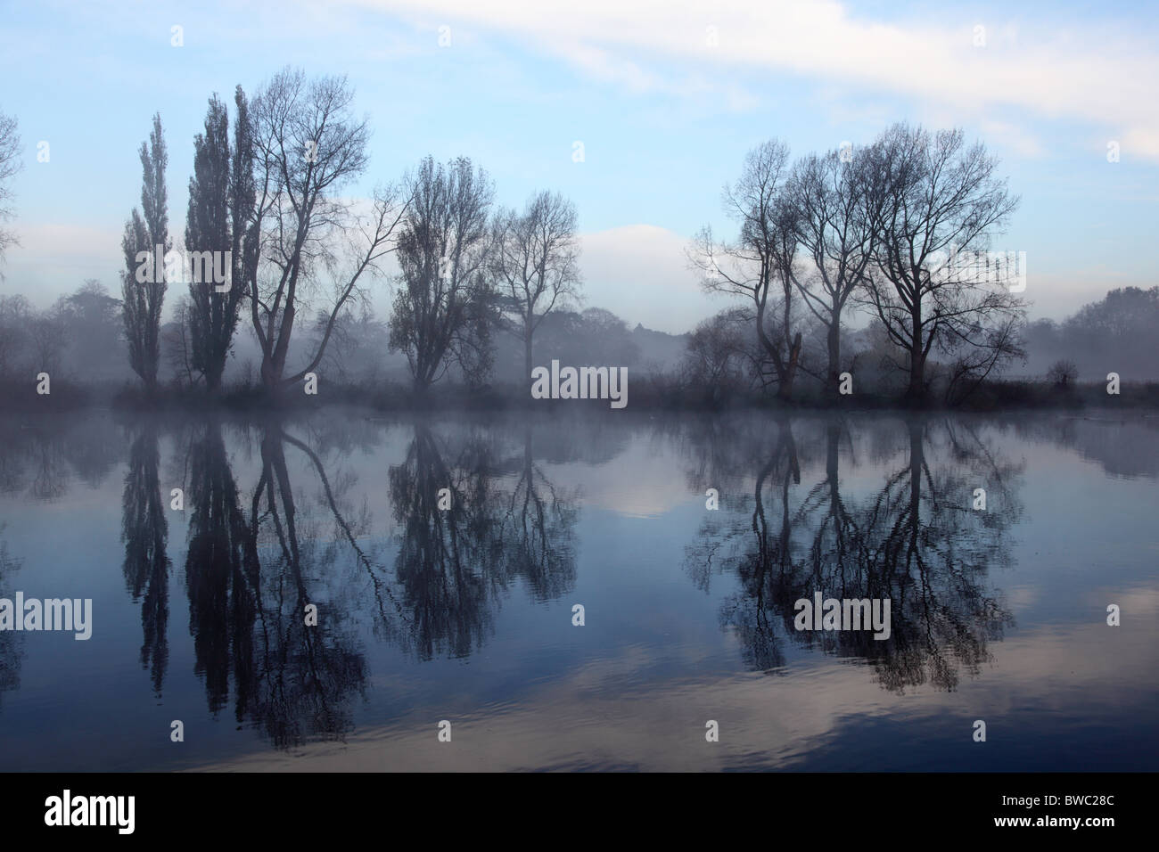 La mattina presto vista sul fiume Tamigi da Kew Gardens guardando verso Syon House, Richmond-on-Thames, London. Foto Stock