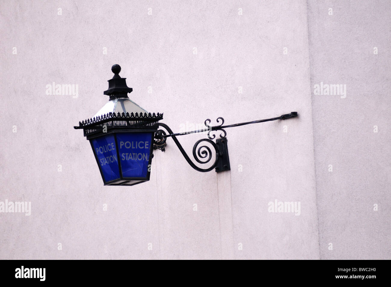 Blu della stazione di polizia lampada, Shepherds Bush, Londra, Inghilterra, Regno Unito Foto Stock