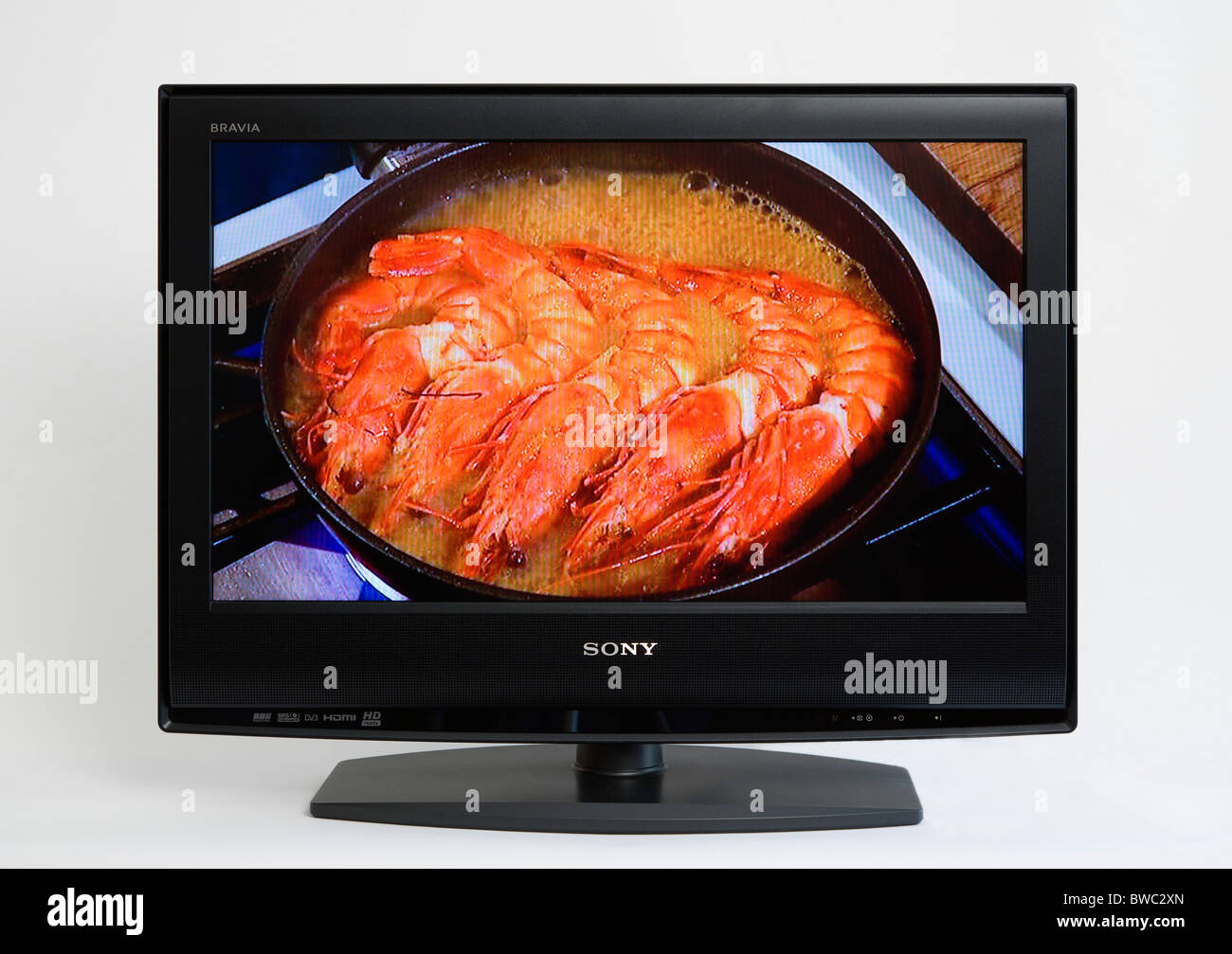 Comunicazioni, media, televisore Sony Bravia wide TV LCD a schermo piatto su sfondo bianco Foto Stock