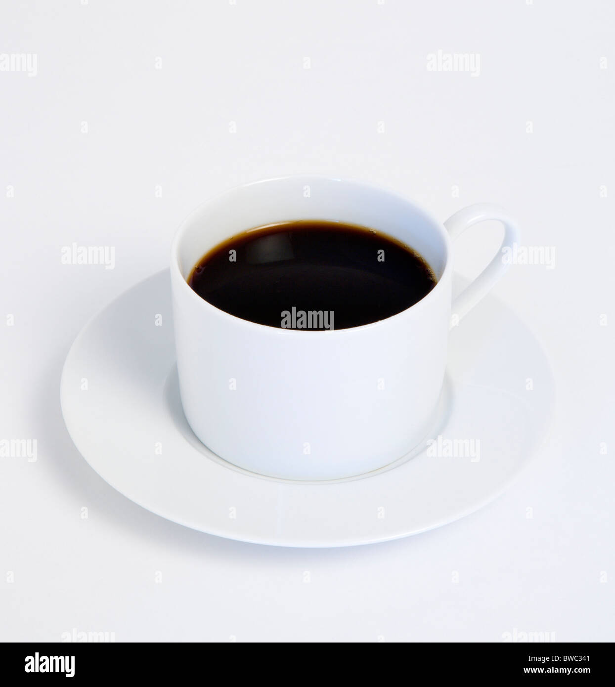 Bevande calde, caffè, tazza e piattino di caldo il caffè nero su sfondo bianco. Foto Stock