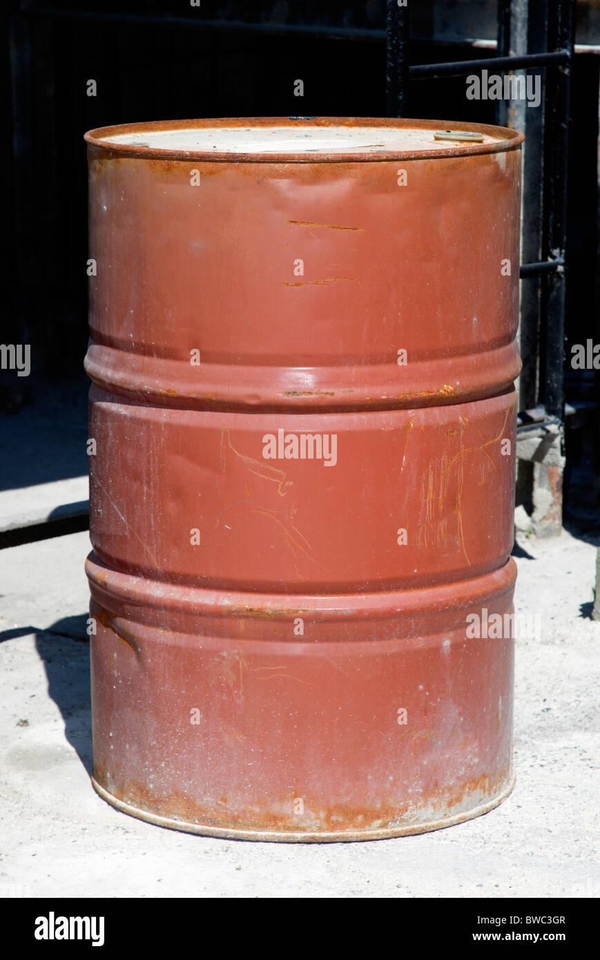 Industria, olio, Storage, 500 litri di olio tamburo in officina. Foto Stock