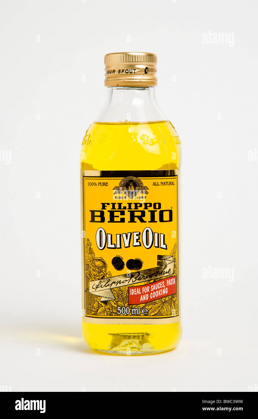 Cibo, Condimenti, Olio, bottiglia di Filippo Berio olio d'oliva contro uno sfondo bianco. Foto Stock