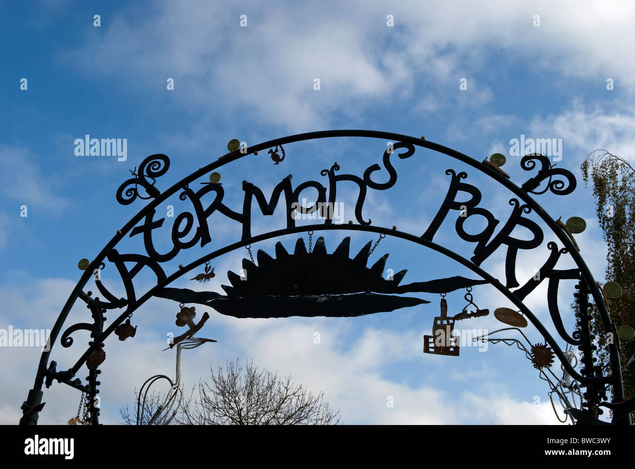 Ferro battuto decorativo arch formante un ingresso a waterman park, brentford, ad ovest di Londra - Inghilterra Foto Stock