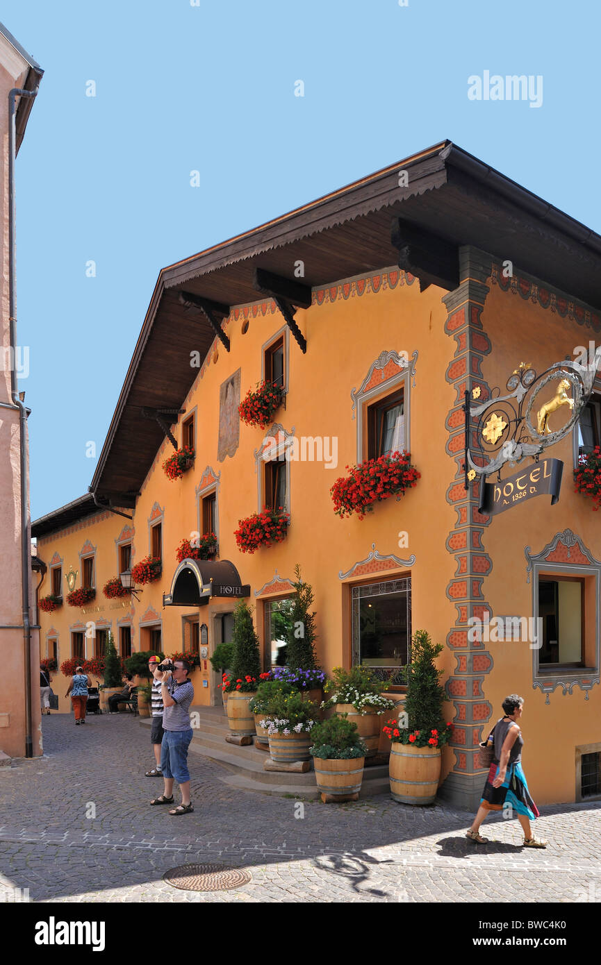 Hotel decorato con affreschi a Castelrotto nelle Dolomiti, Italia Foto Stock