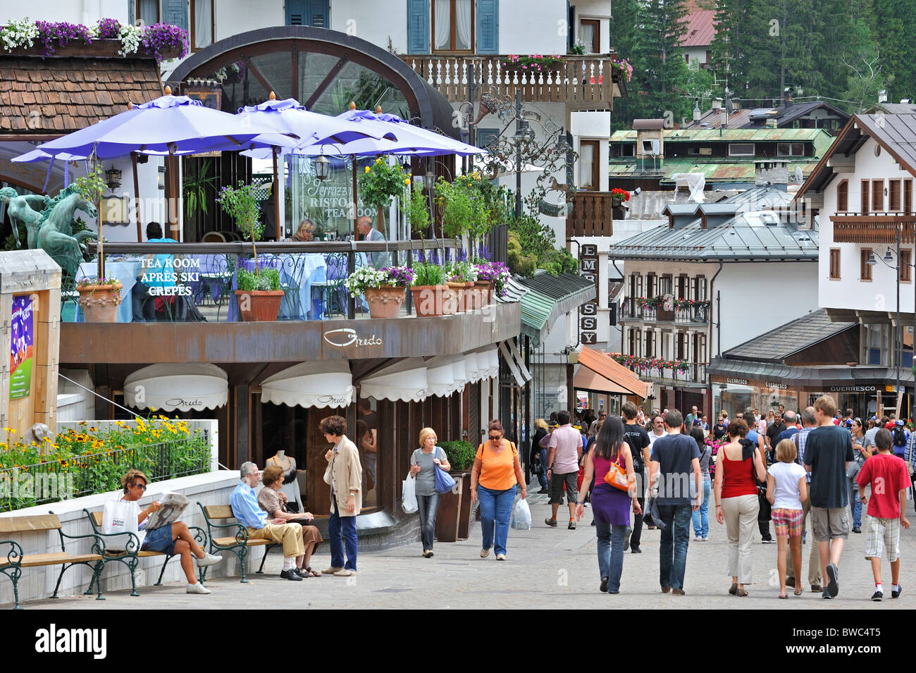 I turisti in strada per lo shopping a Cortina d'Ampezzo, Dolomiti, Italia Foto Stock