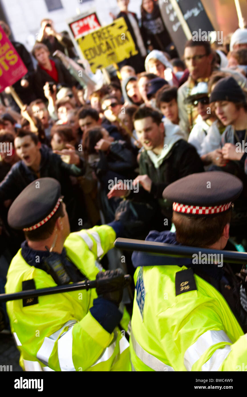 La polizia carica baton manifestanti durante la protesta studentesca contro le tasse di iscrizione Foto Stock