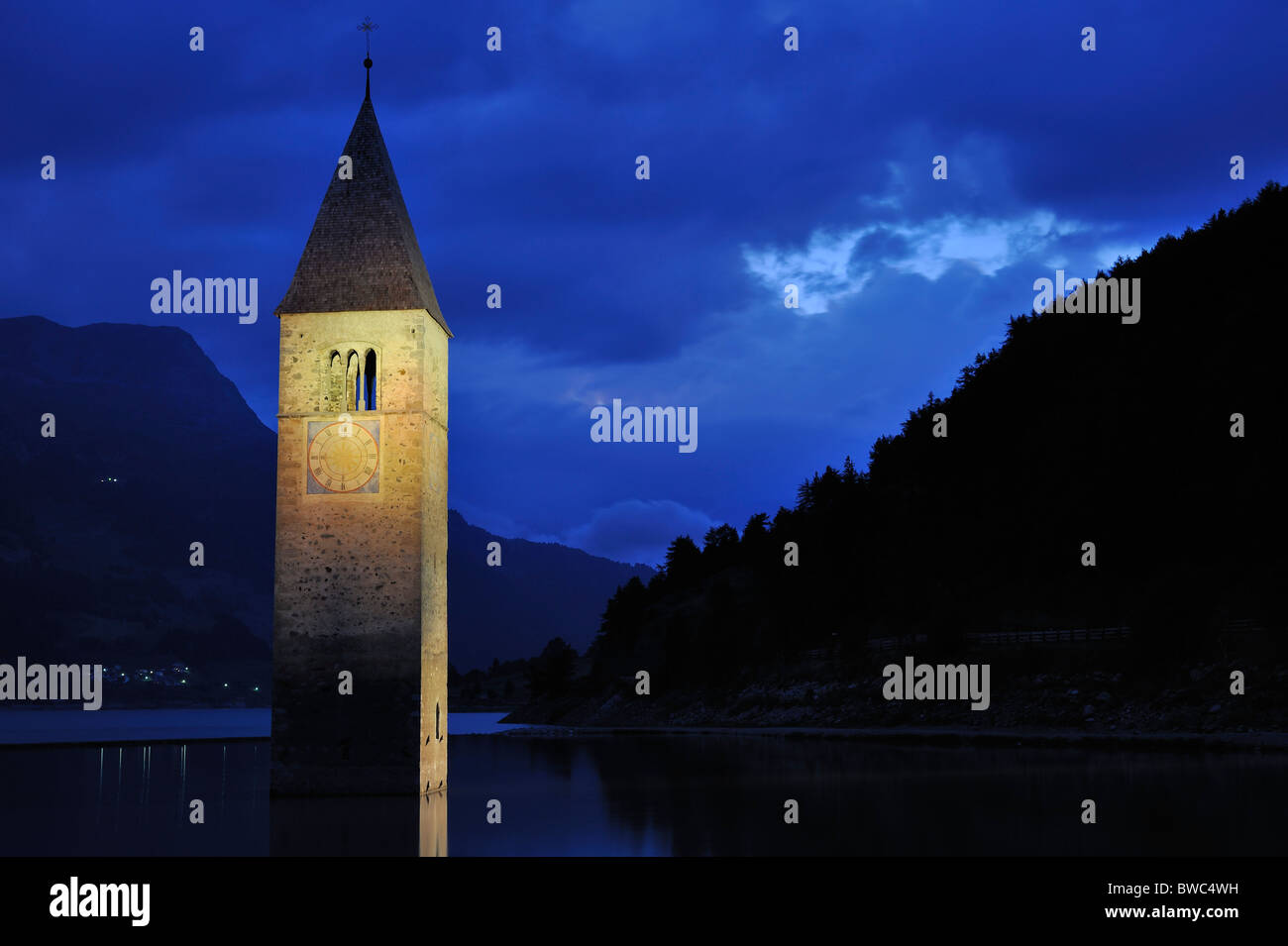 Il sommerso il campanile della chiesa di notte nel Lago di Resia a Curon Venosta / Graun, Dolomiti, Italia Foto Stock