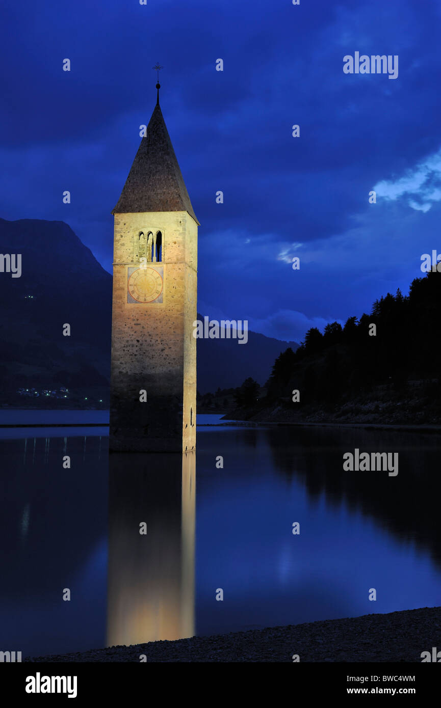 Il sommerso il campanile della chiesa di notte nel Lago di Resia a Curon Venosta / Graun, Dolomiti, Italia Foto Stock