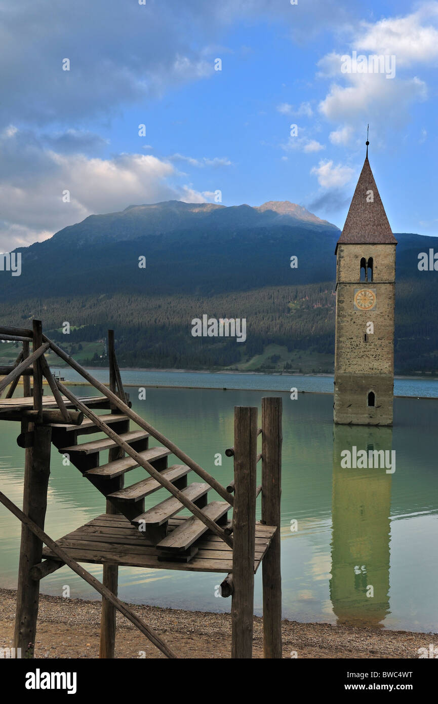 Il sommerso chiesa Torre del Lago di Resia a Curon Venosta / Graun, Dolomiti, Italia Foto Stock