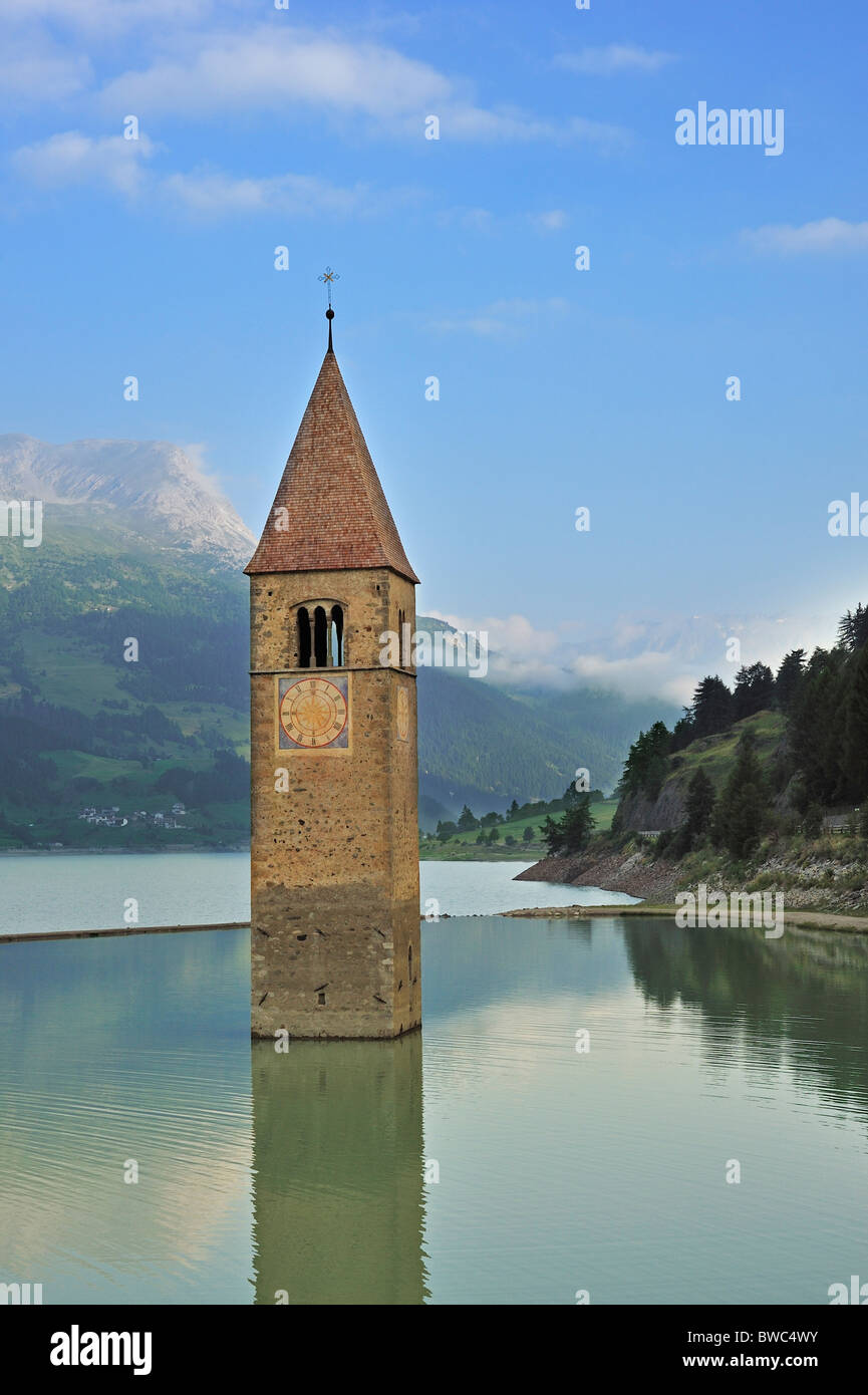 Il sommerso chiesa Torre del Lago di Resia a Curon Venosta / Graun, Dolomiti, Italia Foto Stock
