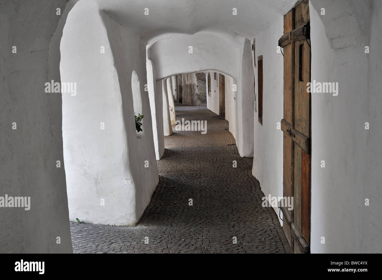 Porticato coperto marciapiede marciapiede lungo la Laubengasse a Glorenza / Glorenza, Dolomiti, Italia Foto Stock