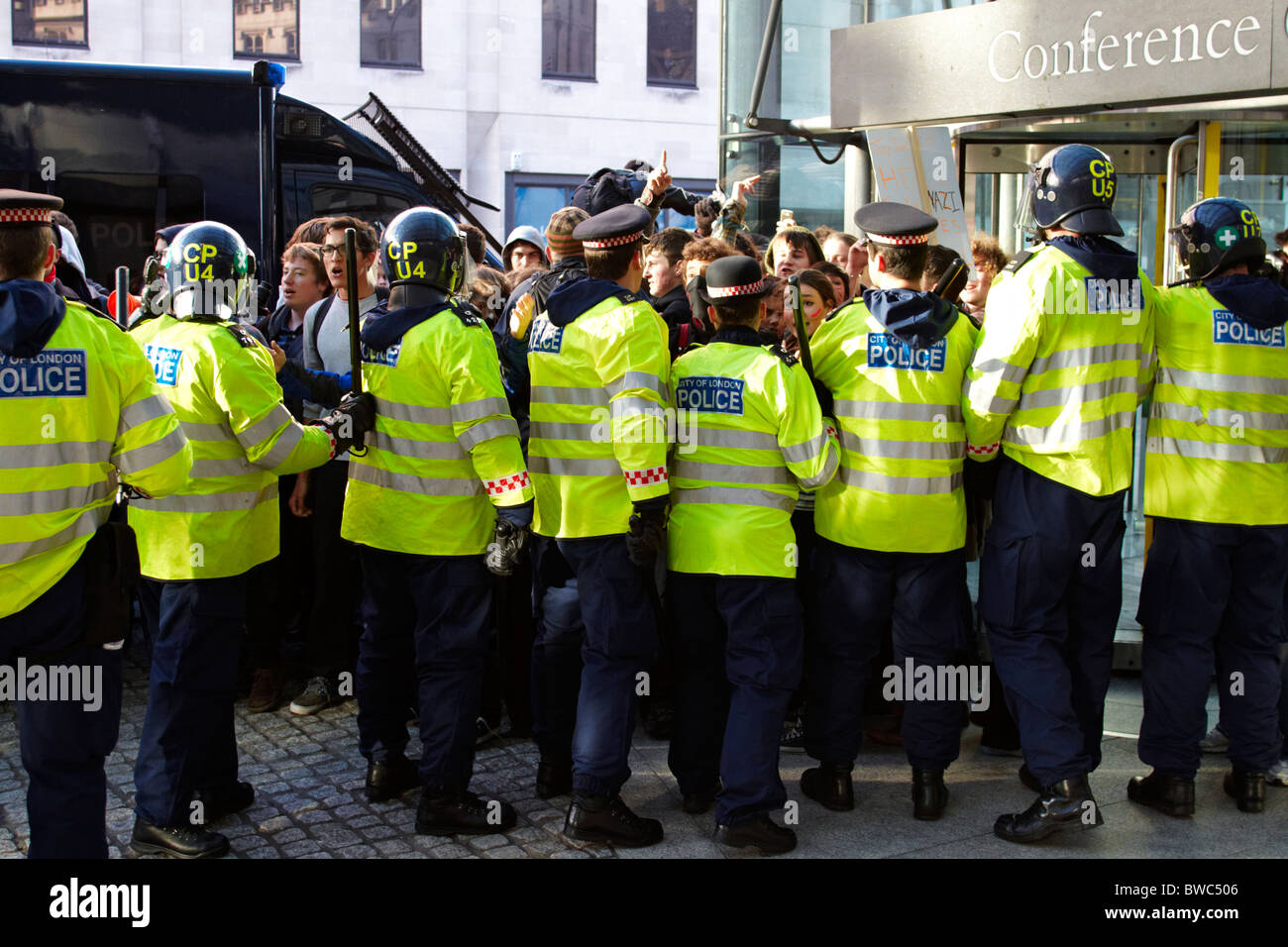 La polizia carica baton manifestanti durante la protesta studentesca contro le tasse di iscrizione Foto Stock