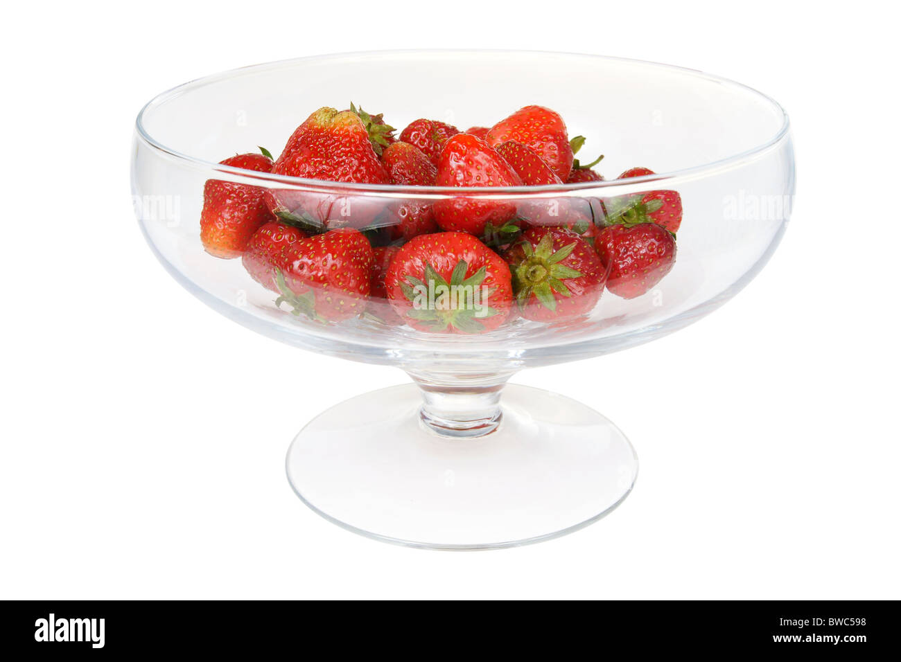 Fragole fresche in vetro isolato su bianco con tracciato di ritaglio Foto Stock