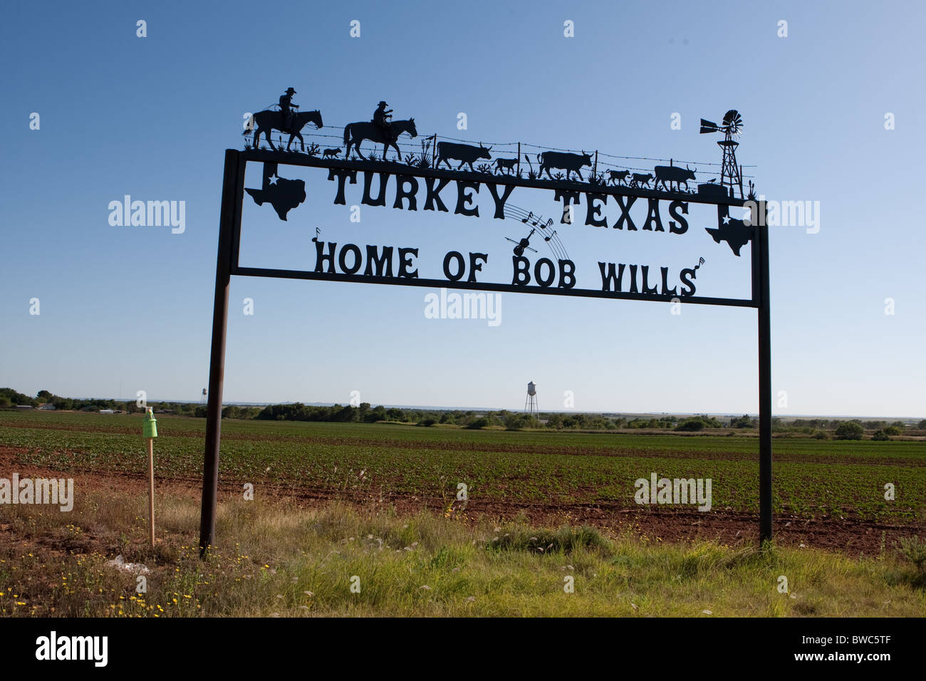 Scultura di metallo cartello sulla strada fuori della Turchia, Texas, il luogo di nascita della leggenda della musica Bob Wills, 'Il Re del Western Swing' Foto Stock