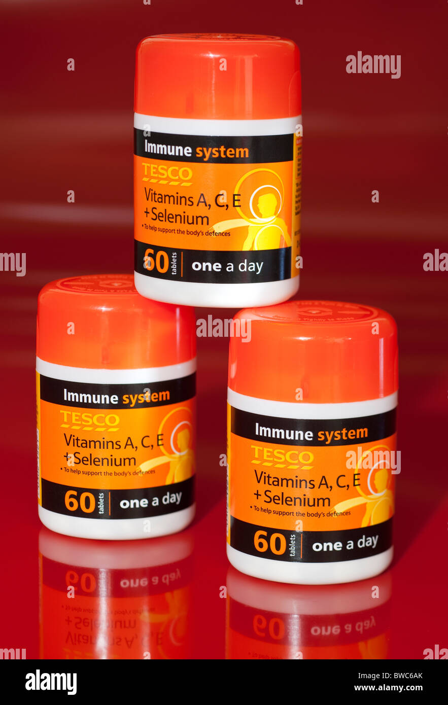 Tre 60 tablet vasche del Tesco uno al giorno le vitamine C e e selenio Foto Stock