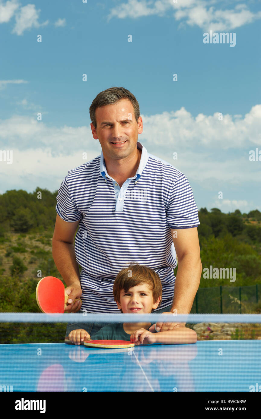 Ritratto di padre e figlio all'aperto Foto Stock