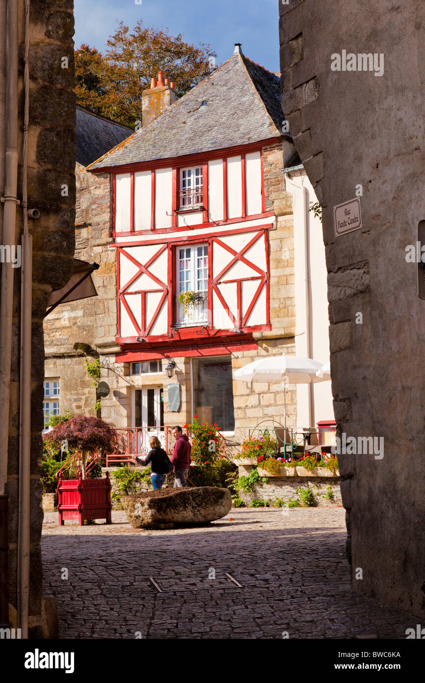 Giovane oltrepassando una casa medioevale in Rochefort en Terre Morbihan, in Bretagna, Francia Europa Foto Stock