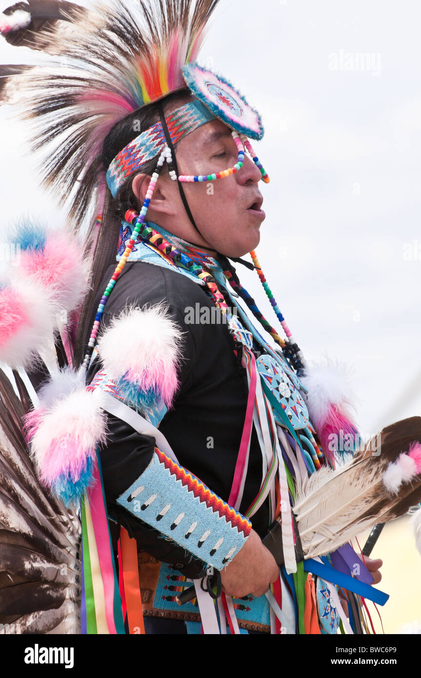 Maschio adulto ballerino, 2° annuale mondiale Chicken Dance campionati, Blackfoot attraversando il parco storico, Alberta, Canada Foto Stock