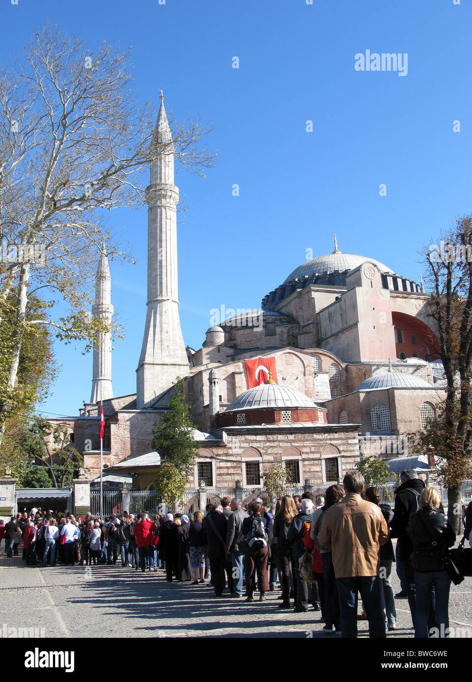 ISTANBUL, Turchia. I turisti in coda per entrare nel Museo di Haghia Sophia nel quartiere di Sultanahmet. 2010. Foto Stock
