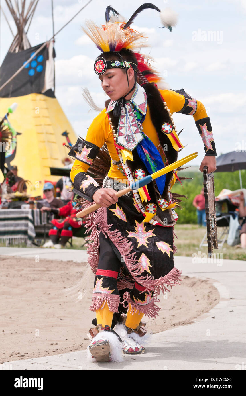 Giovane ballerino maschio, 2° annuale mondiale Chicken Dance campionati, Blackfoot attraversando il parco storico, Alberta, Canada Foto Stock