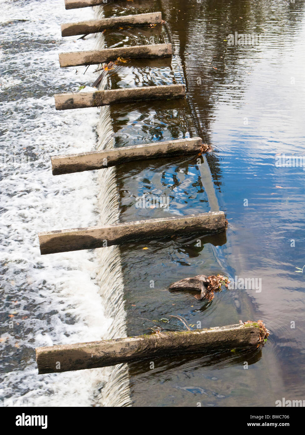 Stramazzo a gradino su un fiume, in Francia, in Europa Foto Stock