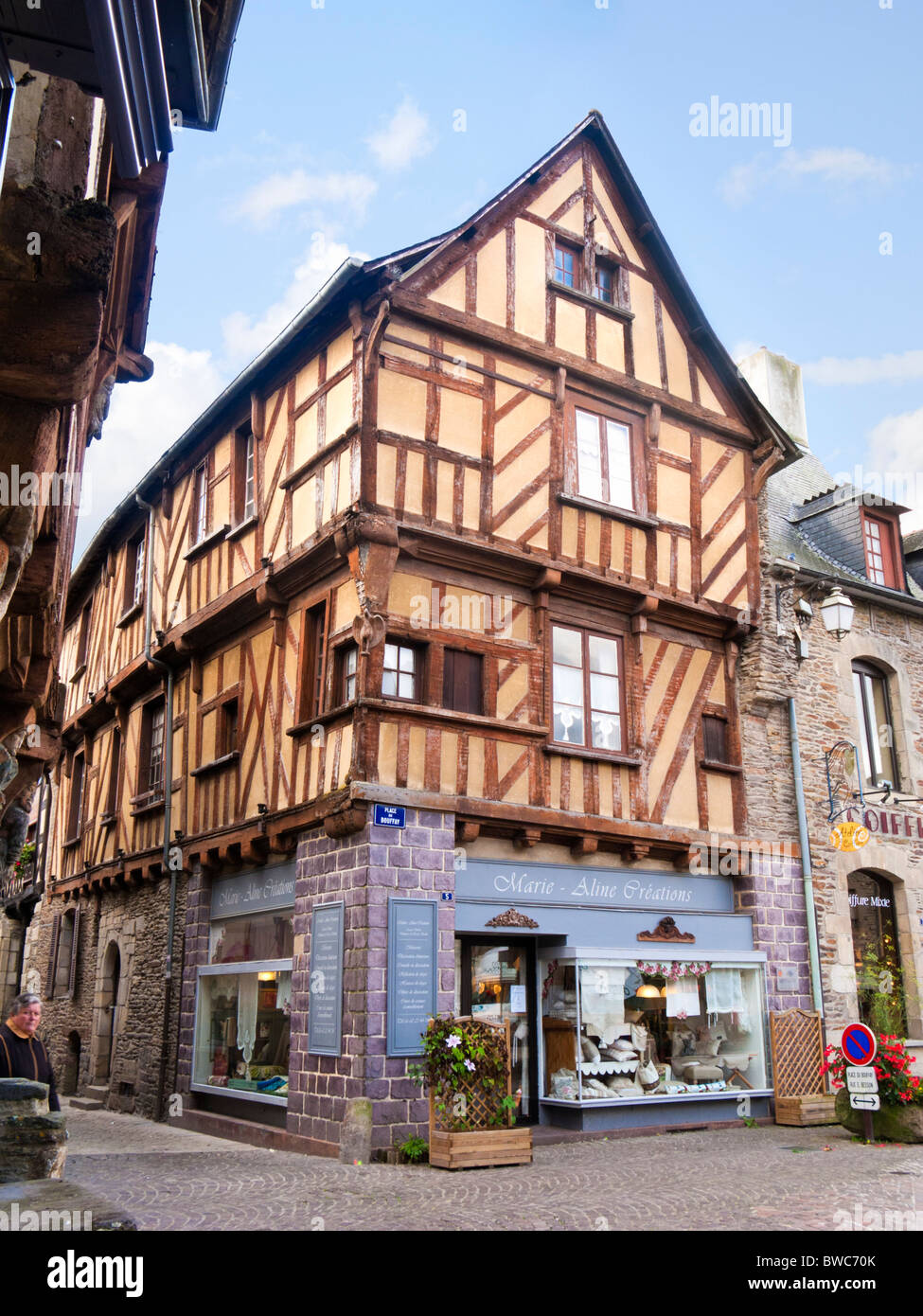 Brittany - graticcio francese medievale casa e bottega a Malestroit, Morbihan, in Bretagna, in Francia, in Europa Foto Stock