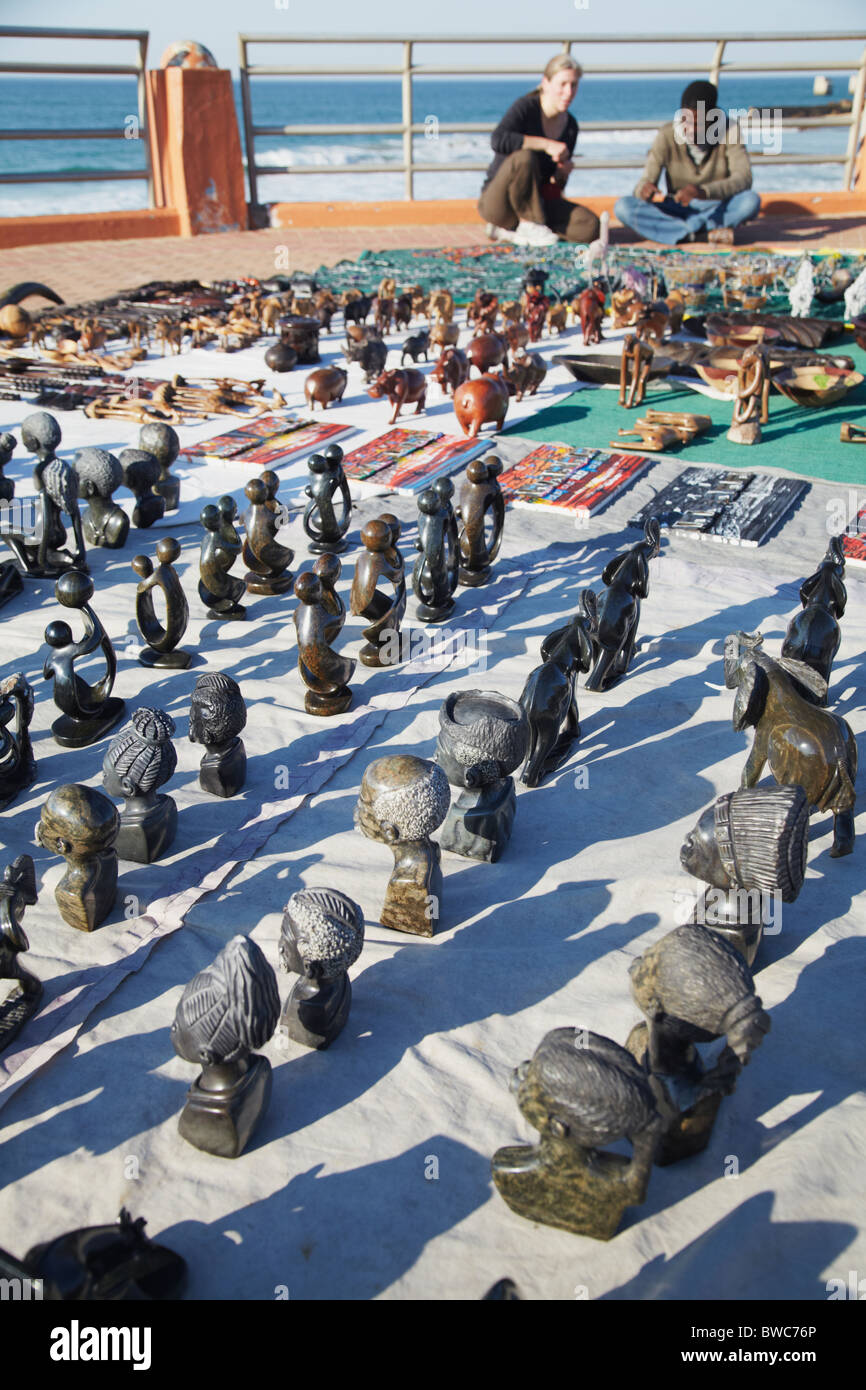 Tourist shopping per souvenir sulla spiaggia, Humewood, Port Elizabeth, Capo orientale, Sud Africa Foto Stock