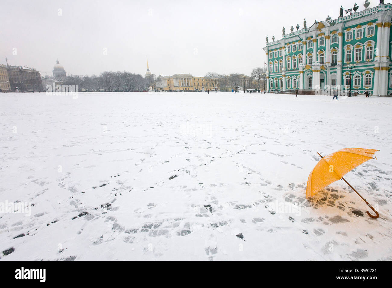 Ombrello giallo nella neve sulla Piazza del Palazzo San Pietroburgo Russia Foto Stock