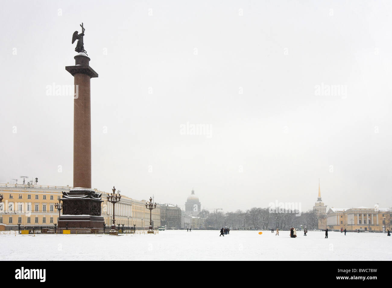 La gente che camminava sulla Piazza del Palazzo, con St Isaac e Admiralty Building in background San Pietroburgo Russia Foto Stock