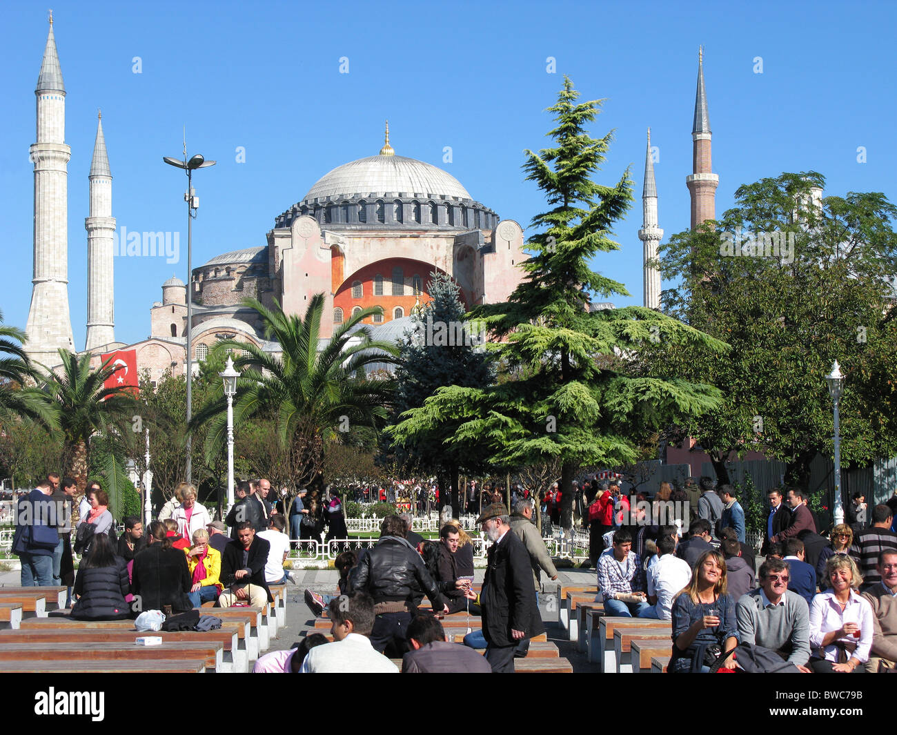 ISTANBUL, Turchia. I turisti al di fuori del Museo Hagia Sophia nel quartiere di Sultanahmet. 2010. Foto Stock