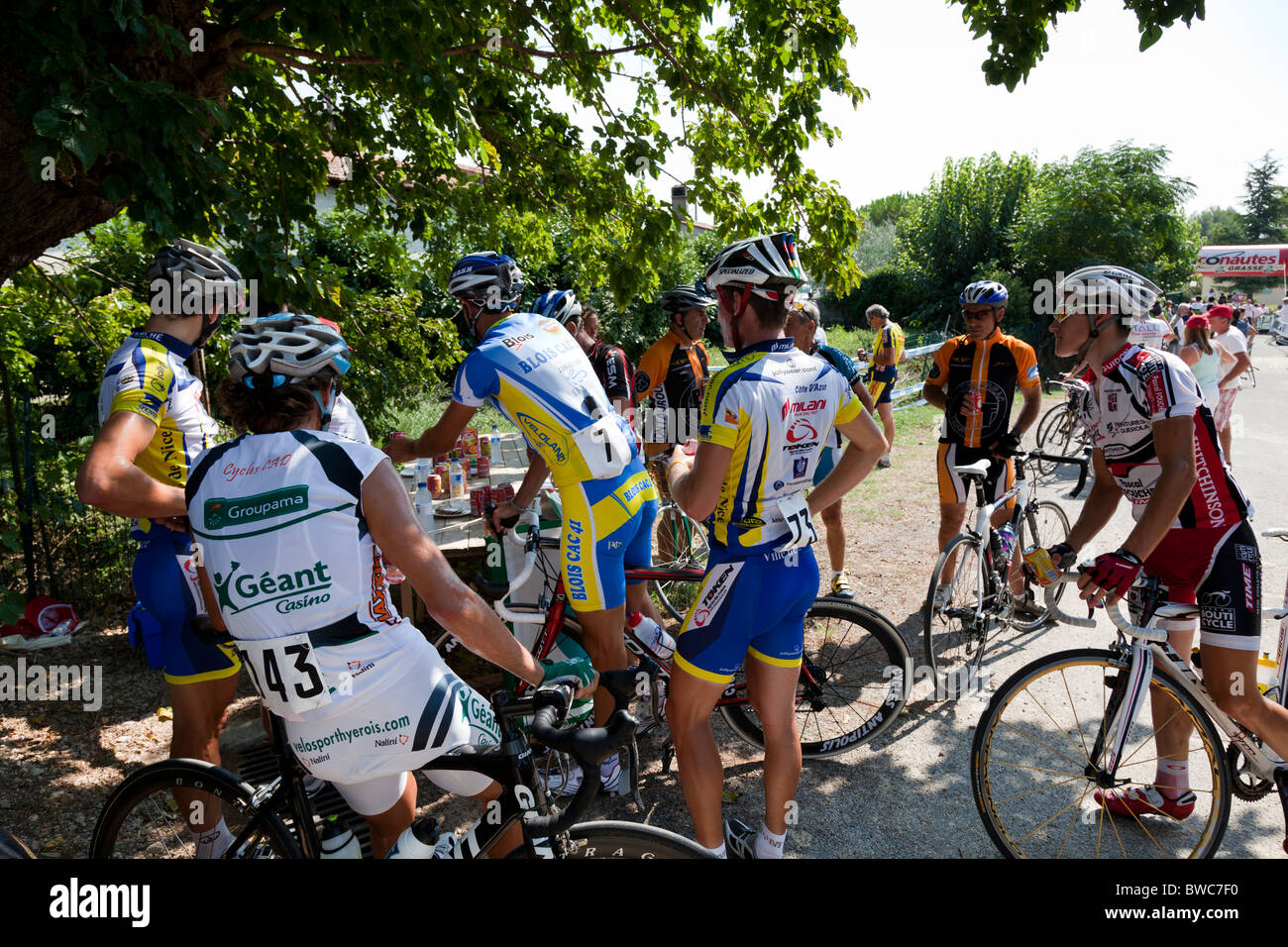 I ciclisti assumere cibo e bevanda dopo il completamento di un attività sportive (sportif) evento in Provenza, Francia. Foto Stock