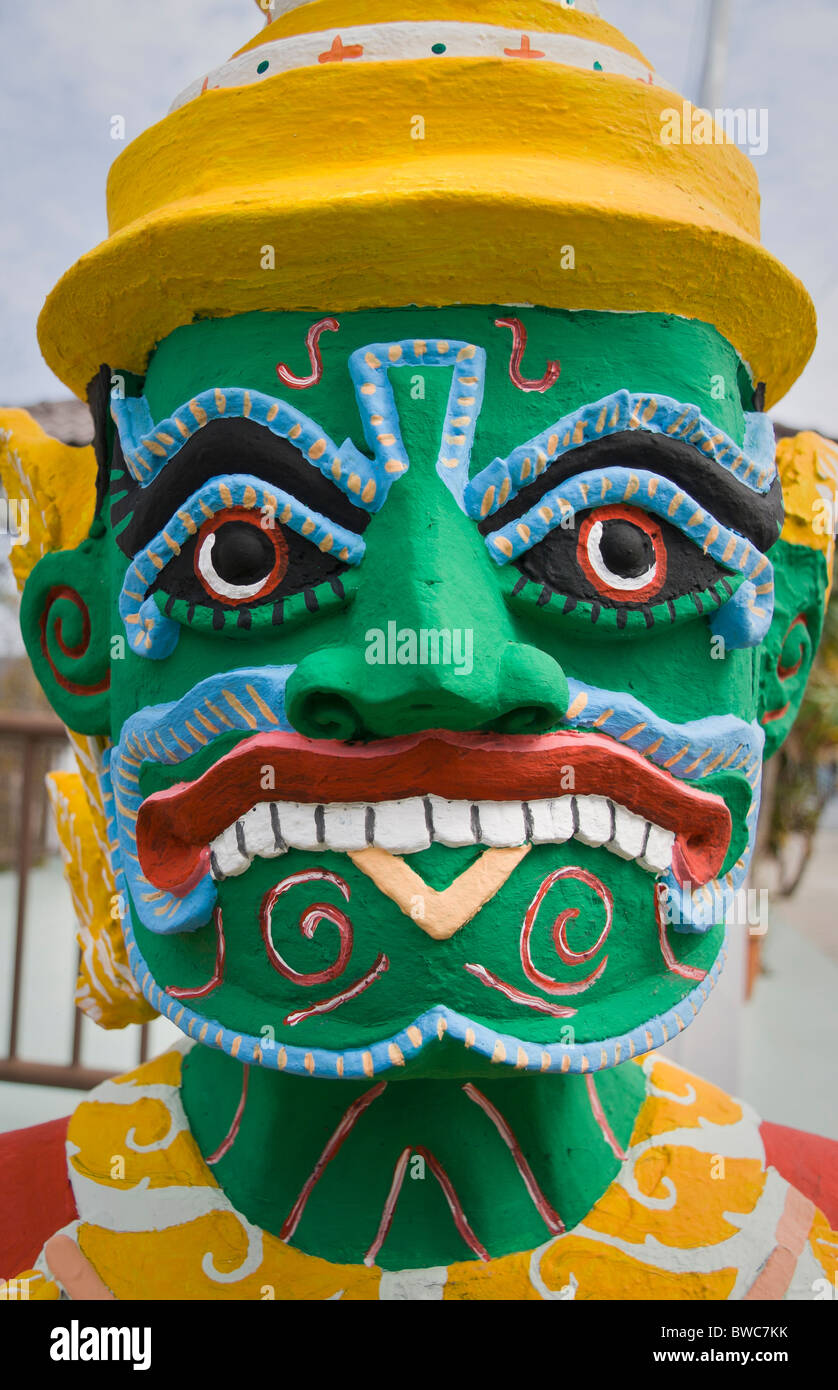 Testa di una statua di custode presso wat mae yen, PAI, Thailandia Foto Stock