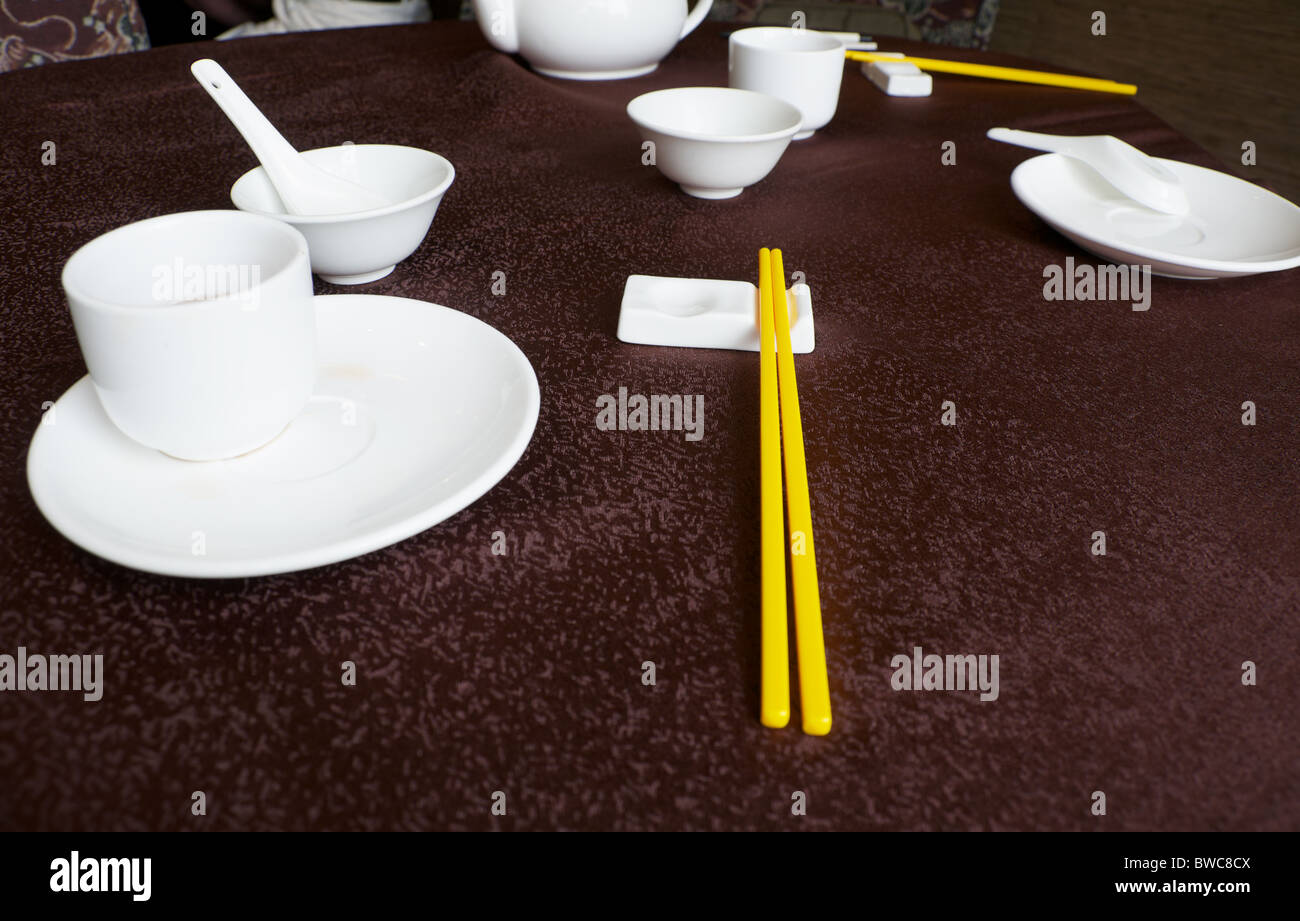 Tabella in un cinese Dim Sum ristorante con tazze di tè e ciotole Foto Stock