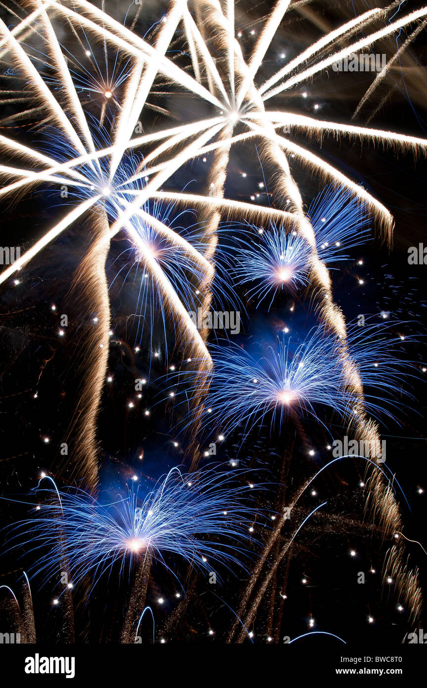 Fuochi d'artificio forma a stella esplosione di blu e bianco Foto Stock