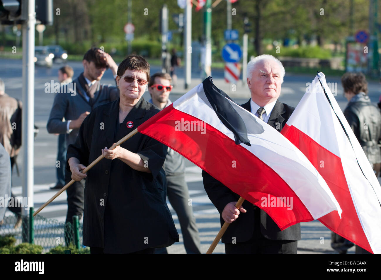 Una giovane azienda bandiere polacche il giorno della cerimonia funebre per tutti coloro che sono morti in Smolensk catastrofe, Poznan, Polonia Foto Stock