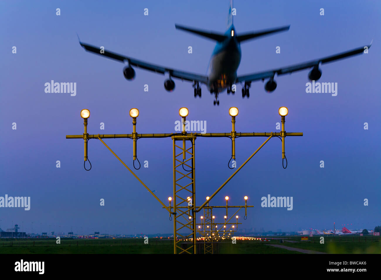 KLM piano aereo di avvicinamento e di atterraggio, sulla pista Kaagbaan dell'aeroporto Schiphol di Amsterdam al crepuscolo. Foto Stock