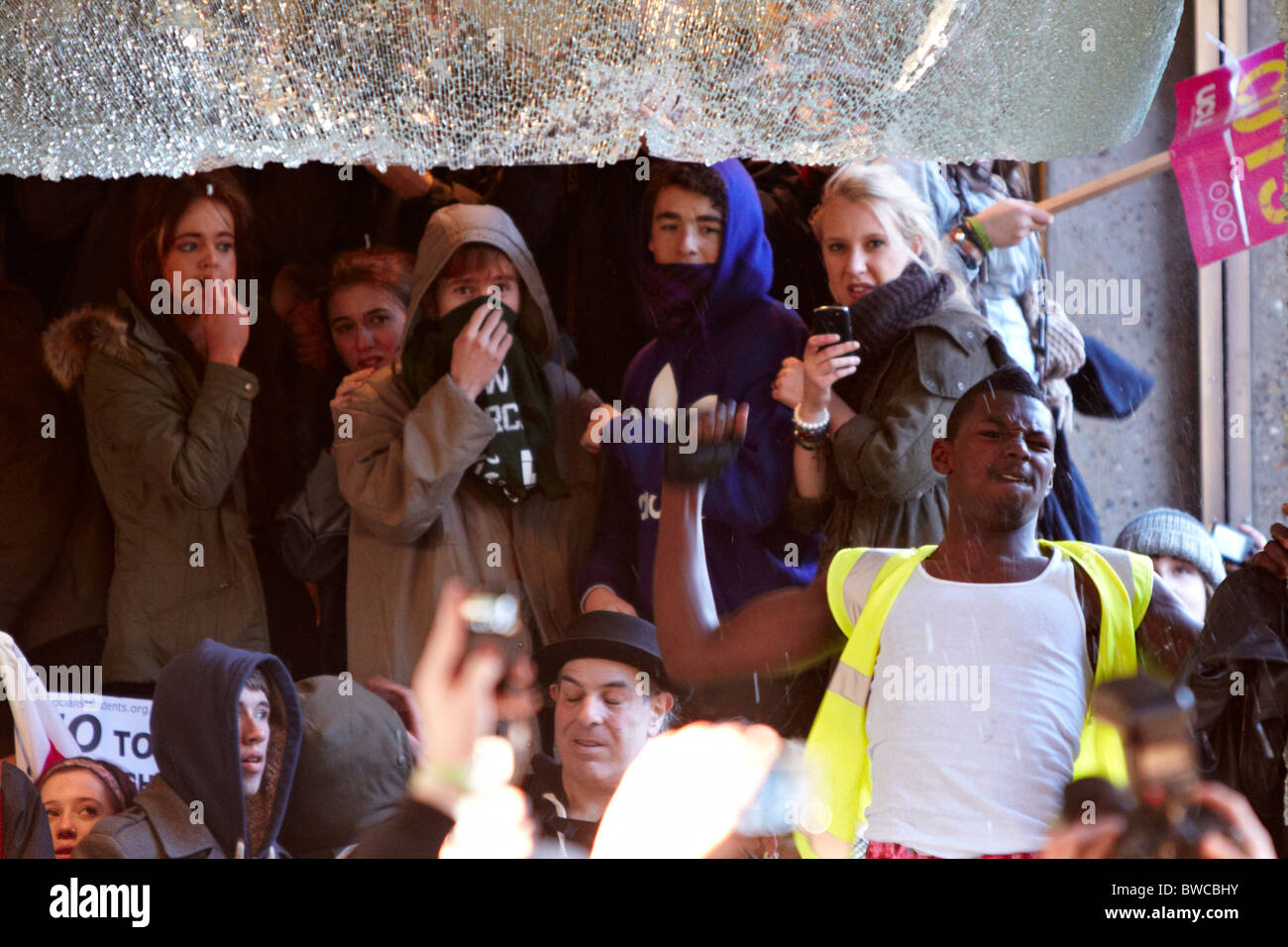 Windows essendo fracassato durante le proteste degli studenti contro le tasse di iscrizione Foto Stock