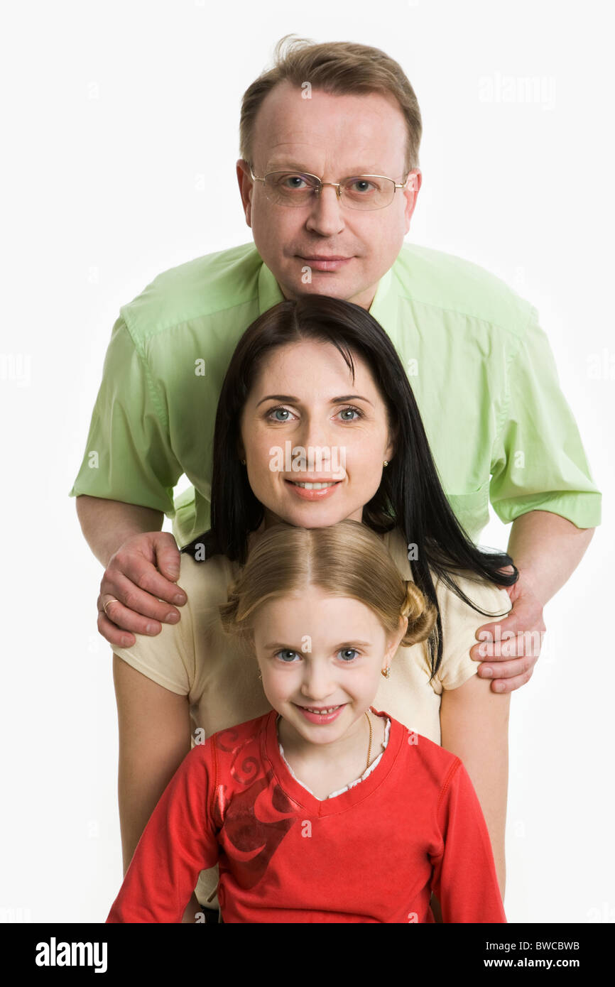 Immagine di facce familiari guardando la fotocamera e sorridente su sfondo bianco Foto Stock